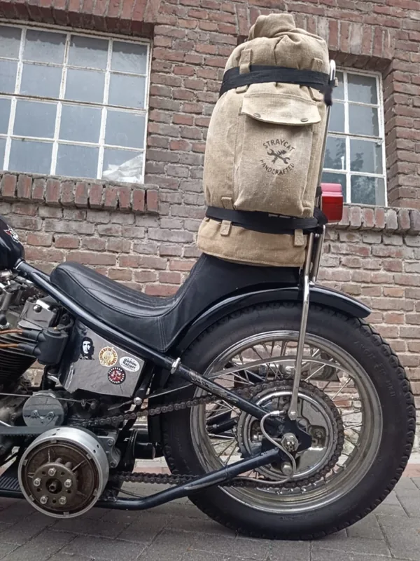 Sissybar Bag aus Canvas mit Siebdruck-Logo an der Sissybar eines Motorrads.
